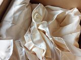 une boîte contenant un tas de tissu blanc