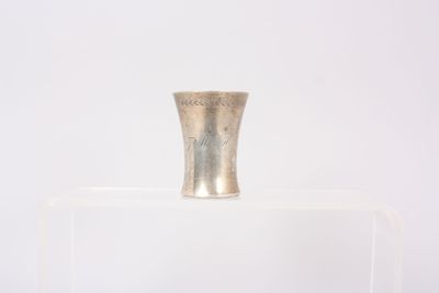 petite timbale évasée en argent, monogrammée J. M. H. - Photo 1