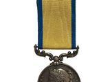 gros plan d'une médaille sur fond blanc