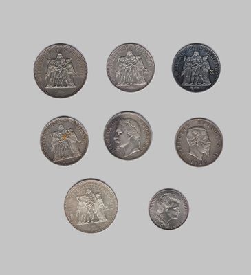 gros plan d'un paquet de pièces de monnaie sur une surface blanche