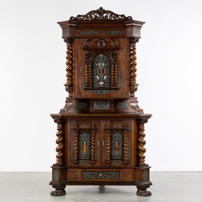 une grande horloge de parquet en bois exposée dans une pièce