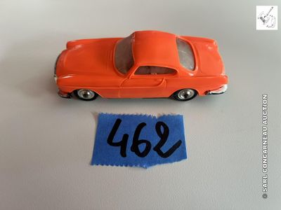 une petite voiture orange portant le numéro 462
