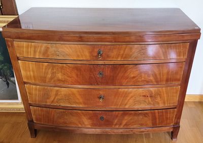 une photo d'une commode en bois dans un salon