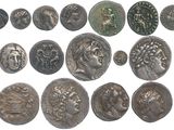 un assortiment de pièces de monnaie romaines antiques sur fond blanc