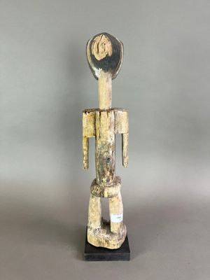 une image représentant la statue d'un homme avec une horloge sur la tête