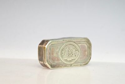 un savon ancien plaqué argent posé sur une surface blanche