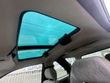 vue du toit ouvrant depuis l'intérieur d'une voiture