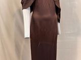 une photo d'un mannequin portant une robe marron ornée d'un grand nœud sur l'épaule