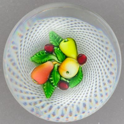 un saladier en verre rempli de fruits et de légumes posé sur une table