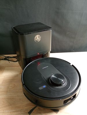une photo montrant un « roombake » et une cafetière posés sur une table