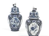 une paire de vases bleus et blancs sur fond blanc
