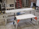 un banc et une table dans une pièce aux murs en briques