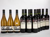 six bouteilles de vin sont alignées sur une surface blanche