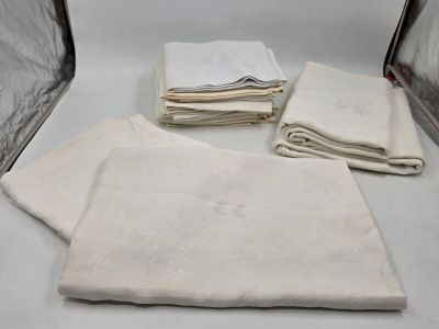 beaucoup de serviettes pliées sur une table à côté d'une valise