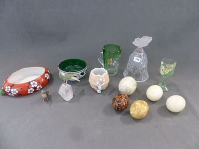 de nombreux objets en verre de toutes sortes sur la table