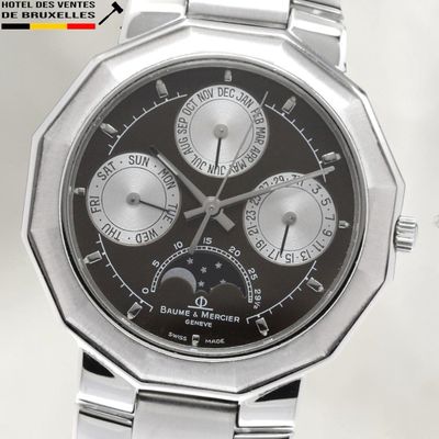 gros plan d'une montre-bracelet avec un cadran noir