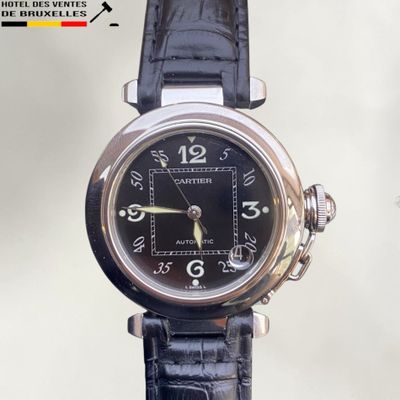 une image représentant une montre-bracelet au cadran noir