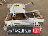 une machine posée à même le sol dans un entrepôt