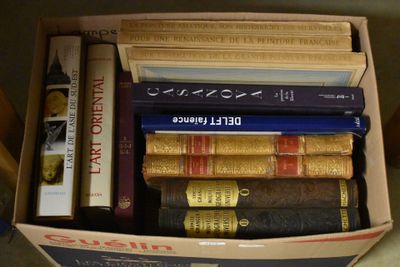 une boîte pleine de livres posée sur le sol