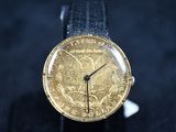 une photo en gros plan d'une montre-bracelet sur laquelle repose une pièce d'or