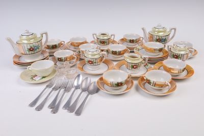 de nombreux types de tasses et soucoupes pour le thé et le café