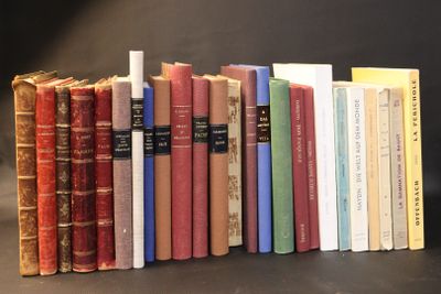 Les livres sont alignés sur une table