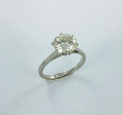 bague de fiançailles en or blanc ornée d'un diamant rond de taille brillant