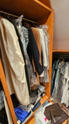 une armoire remplie de vêtements et d'autres objets