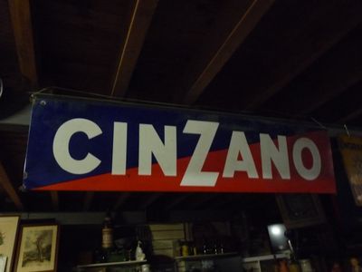 une enseigne portant l'inscription « Cinzano » suspendue au plafond