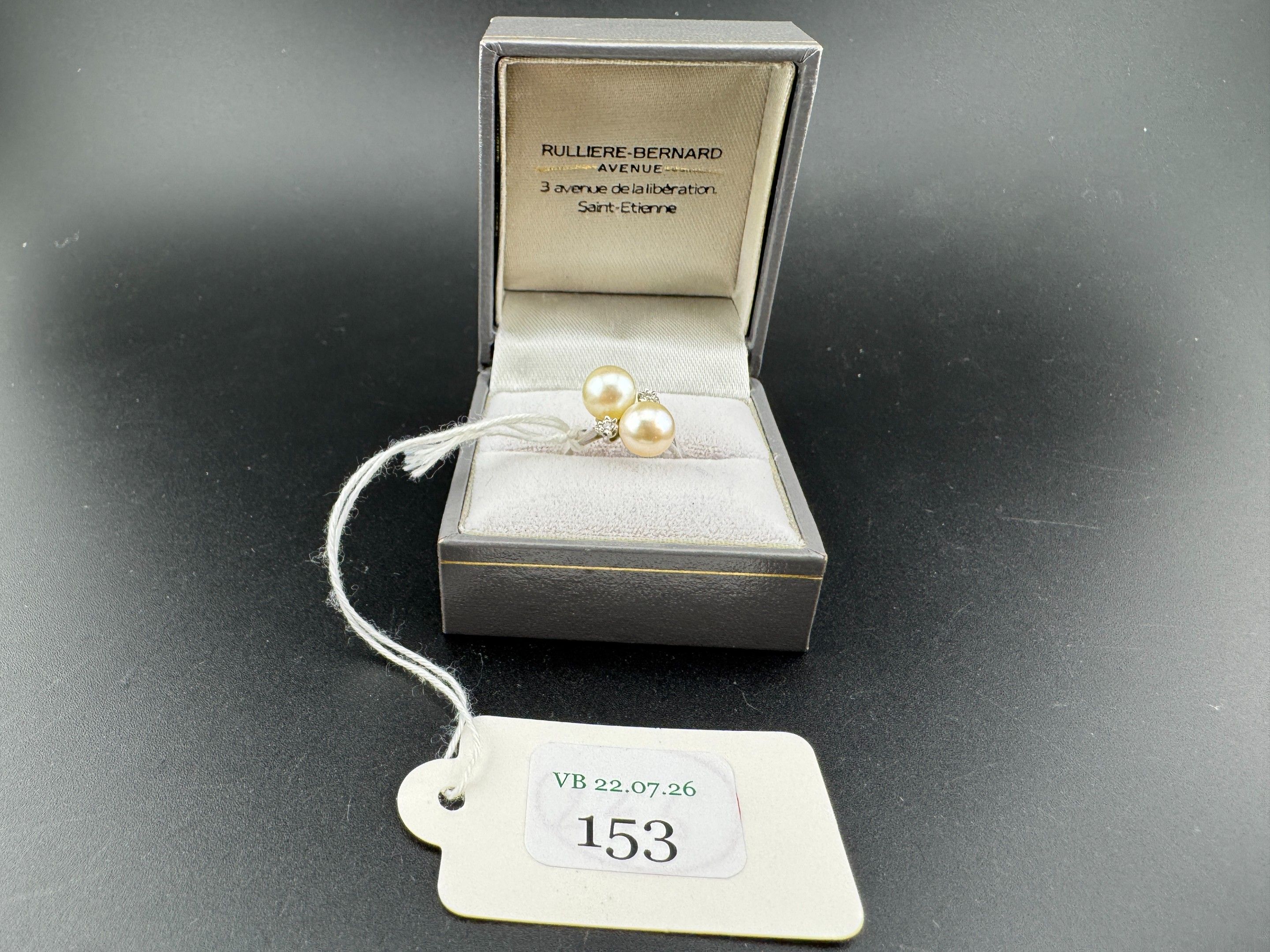 Bague toi et moi en or gris 18 carats agrémenté de deux perles et deux petits brillants. - Poids brut : 3,5 g - TDD :...