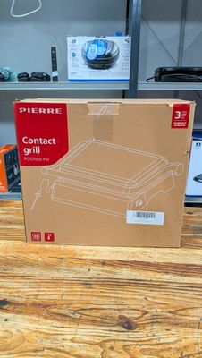 une boîte en carton posée sur une table, avec un ordinateur portable devant