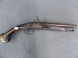 un vieux pistolet posé sur une table