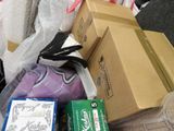 une pile de boîtes posées sur le sol