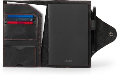 un portefeuille en cuir noir contenant un bloc-notes et un stylo
