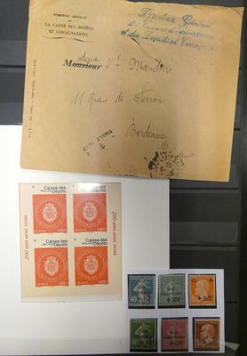 une photo d'une collection de timbres exposée dans une vitrine