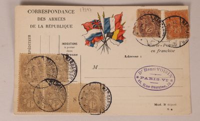 une vieille carte postale avec des timbres, posée sur une table