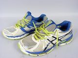 une paire de chaussures de course blanches et bleues avec des lacets jaunes