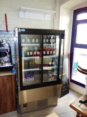 une photo d'une cuisine dans laquelle se trouve un réfrigérateur