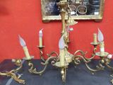 un lustre posé sur une table