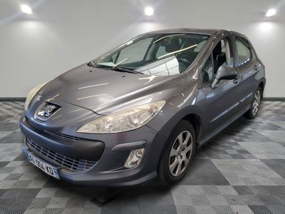 la voiture grise est garée dans le garage sur le sol en damier