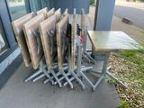 beaucoup de chaises et une table à l'extérieur d'un bâtiment
