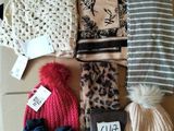 de nombreux bonnets et gants posés sur une boîte munie d'une étiquette de prix
