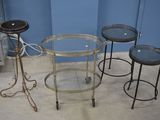 trois tables avec un plateau en verre et des pieds en métal dans une pièce aux murs bleus