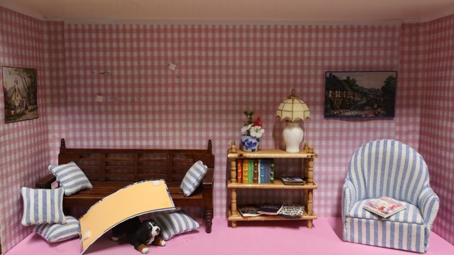 Diorama. Composition miniature, dans une vitrine en bois, vitre e...