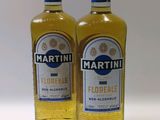 deux bouteilles de Martini Fioreale posées sur une surface blanche