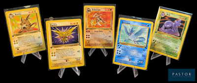 Des cartes Pokémon sont alignées les unes à côté des autres sur un fond noir