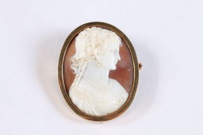 Broche camée sur coquillage de forme ovale, monture en or ja… - Photo 1