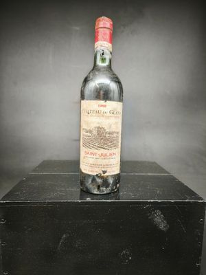 une bouteille de vin posée sur une boîte noire