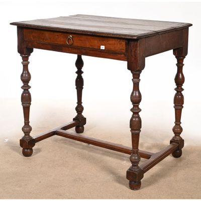 une vieille table en bois surmontée d'un tiroir