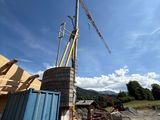une grue installée au sommet d'un immeuble